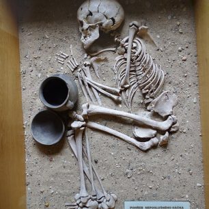 Hrob neposlušného háčka z Únětické kultury v čelákovickém muzeu