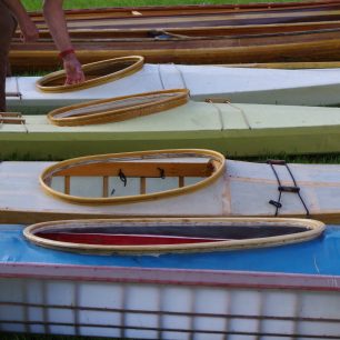 Skin on frame kajaky, úplně ve předu modrá aleutská bajdarka