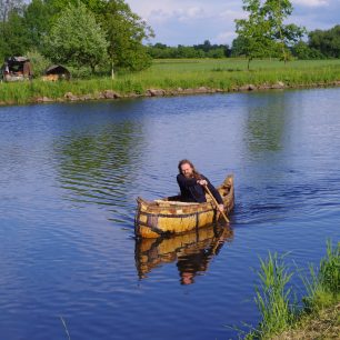 Chobotnice pádluje v březové kánoji