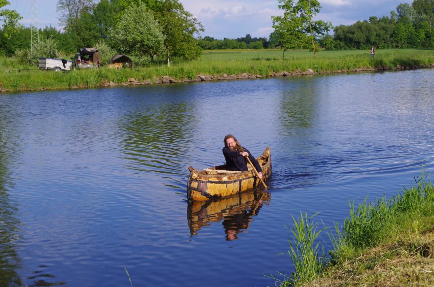 Chobotnice pádluje v březové kánoji