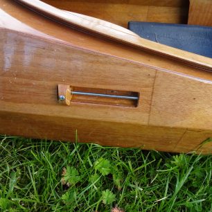 Detail ovládání skegu na překližkovém kajaku