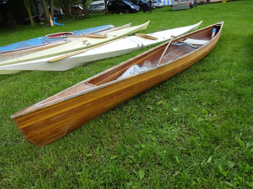 štráfková cedrofka Honzy Chobotnice Bašty, loď co není na parádu ale na ježdění a závodění, obitá v čase srazu už čtvrtou tisícovkou najetých kilometrů na řekách