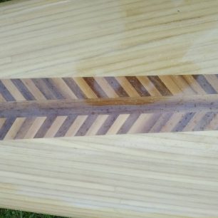 šíp ve dně štráfkové kanoe