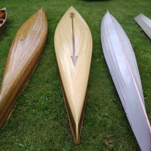 štráfkové cedrové kanoe a vedle nich skin on frame bajdarka