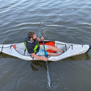 Prostoru pro sezení je v kajaku dostatek