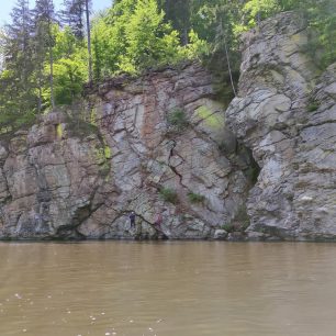 Pohled na feratu u Hluboké nad Vltavou z řeky