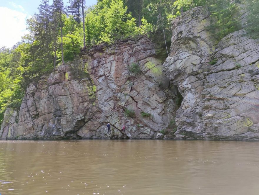 Pohled na feratu u Hluboké nad Vltavou z řeky