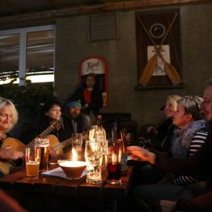 Posezení u piva a kytary na vodácké základně v Týništi nad Orlicí