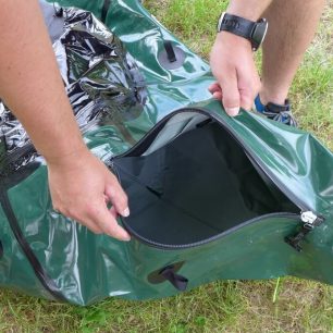 Skrz zip můžete nakládat bagáž do útrob packraftu