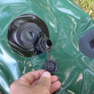 Ventil se pro nafukování vakem musí rozšroubovat