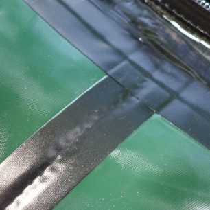 Detail přelepů spojů materiálu