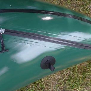 Na zadní palubě je tlakotěsný zip