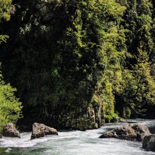 Kousek od Pucónu teče také Rio Maichin, které je zaříznuté v hlubokých kaňonech, jejichž stěny jsou porostlé neprostupnou džunglí. Vodácky se jedná o parádní technické svezení obtížnosti WW IV a najde se i několik těžších míst.
