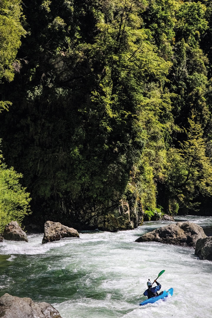 Kousek od Pucónu teče také Rio Maichin, které je zaříznuté v hlubokých kaňonech, jejichž stěny jsou porostlé neprostupnou džunglí. Vodácky se jedná o parádní technické svezení obtížnosti WW IV a najde se i několik těžších míst.