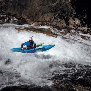 Michal Buchtel na jednom z nejznámějších slajdů v Chile na řece Nevados, která je absolutní klasikou mezi creeky tekoucími v blízkosti Pucónu. Po slajdu následuje skok do zatáčky... však to znáte z videí. Kromě velmi strmého a náročného horního úseku se tady dá jet ještě spodní část, která je ryzí záležitostí WW V.