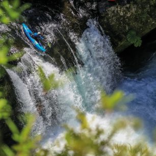 Jeden z mnoha úžasných dropů na Rio Palguin. Tahle řeka teče jen kousek od Pucónu se jen tak neomrzí. Každoročně se tu pořádají také extrémní závody, kam se sjedou ti nejlepší, kteří zrovna v Chile jsou.