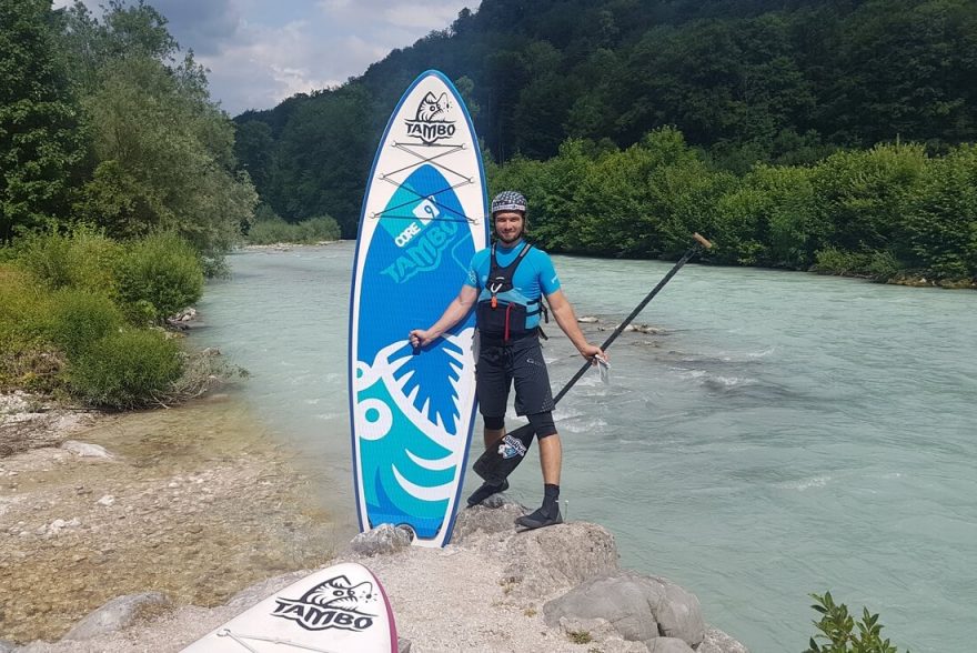 Správně oblečený paddleboardista. Může v klidu vyrazit pádlovat.