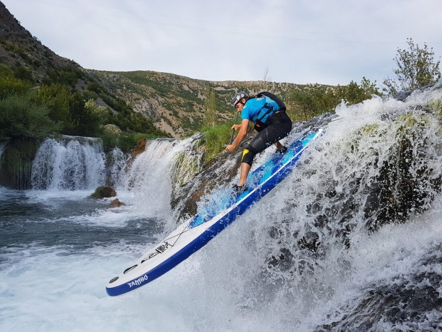 S paddleboardem se dá i skákat, zatím to ale umí málokdo