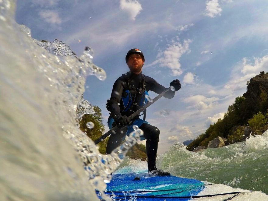 Vzorně oblečený paddleboardista, který nazpomněl ani na chrániče kolen