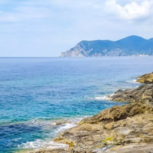 Pobřeží v Národním parku Cinque Terre. Národní park okolo pěti historických rybářských vesnic byl vyhlášen v roce 1999 a rozkládá se na území 38,6 km2