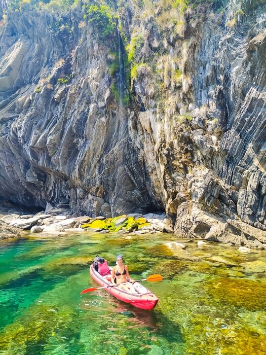 Na pár místech padají z útesů drobné vodopády