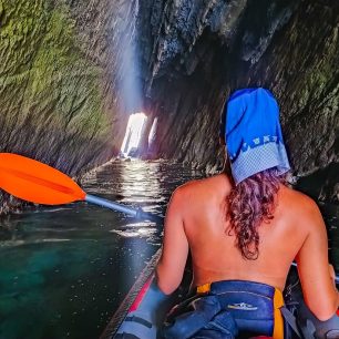 Jeskyně a pukliny mezi Monegliou a Riva Trigoso