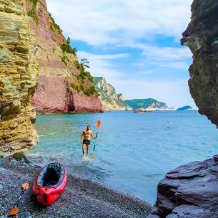 Koupání pod strmými útesy je zážítek