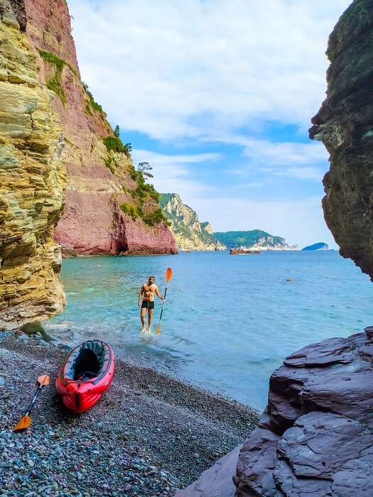 Koupání pod strmými útesy je zážítek