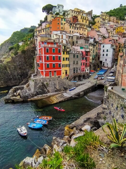 Starobylá rybářská vesnice Riomaggiore, první z Cinque Terre, “Pěti vesnic”, které jsou od roku 1997 součástí historického dědictví UNESCO
