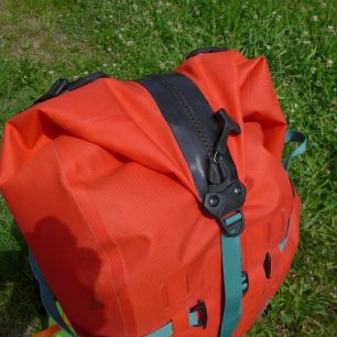 Ukončení TIZIPu na horní straně batohu