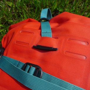 Díky systému oček lze na batoh připevnit mnoho příslušenství nebo třeba něco nacvaknout pomocí karabiny