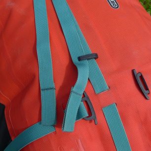 O zajištění stahovacích popruhů ve vertikálním směru se stará plastová sponka