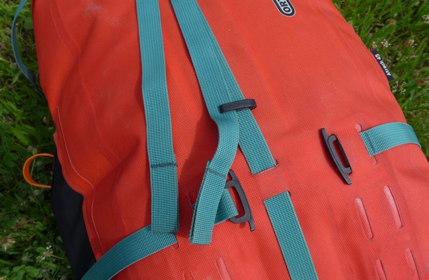 O zajištění stahovacích popruhů ve vertikálním směru se stará plastová sponka