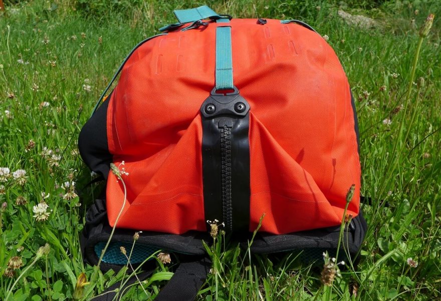 Na dně batohu je konec zipu. Za celou dobu testování se mu nic nestalo