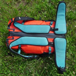 Záda má batoh polstrovaná a dobře řešená