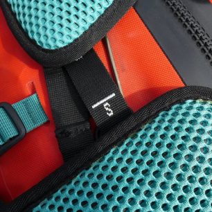 Nastavení velikosti zad je snadné, stačí zatáhnout za popruhy