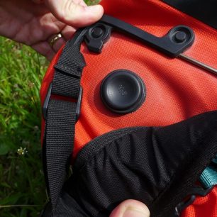 Vodotěsně uzavřený prostup pro hadičku od picího vaku