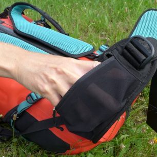 Na obou částech bederního pásu jsou prostorné kapsičky z elastického materiálu