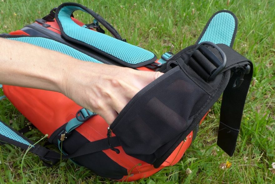 Na obou částech bederního pásu jsou prostorné kapsičky z elastického materiálu