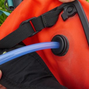 Prostup pro hadičku od picího vaku