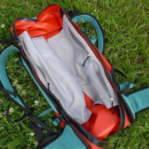Uvnitř batohu je čtveřice kapes na drobnější věci. Výrazně to zlepšuje orientaci v zavazadle.
