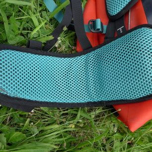 Polstrování zad je řešené nenasákavým materiálem