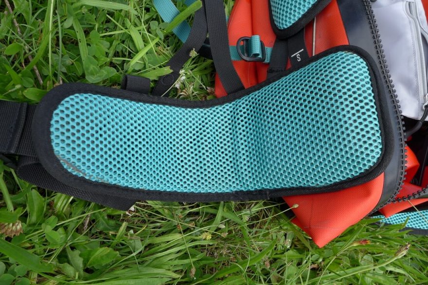 Polstrování zad je řešené nenasákavým materiálem