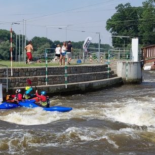 Zápolení o dotyk banneru v crossu