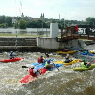 Při týmovém crossu bylo na trati pěkně husto