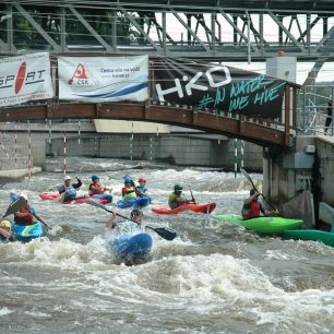 Při týmovém crossu bylo na trati pěkně husto