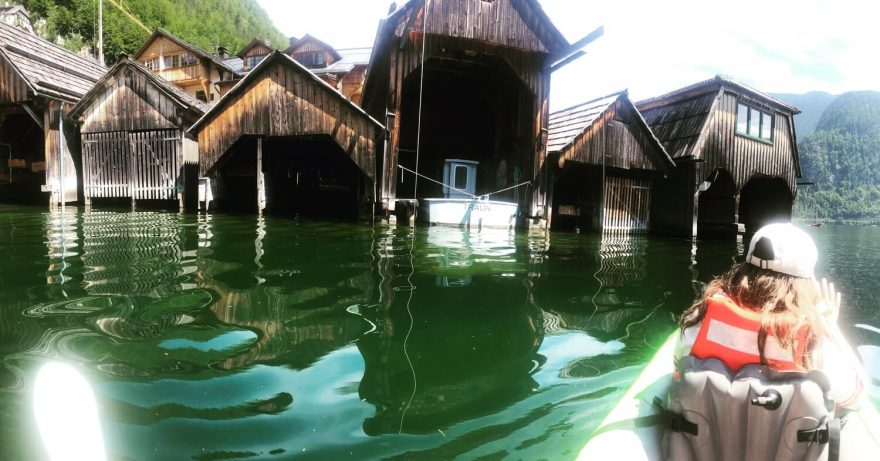 Drevené garáže pre člny miestnych obyvateľov.