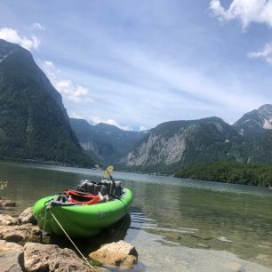 Po vjazde z rieky do Halštatského jazera sme zahli doprava a zakotvili na pláži v Obertraune.