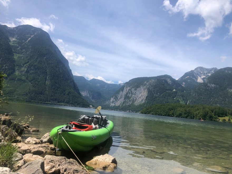 Po vjazde z rieky do Halštatského jazera sme zahli doprava a zakotvili na pláži v Obertraune.