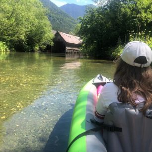 Do jazera ústia menšie potoky s plytkou vodou. Dá sa do nich vojsť niekoľko desiatok metrov medzi domy.